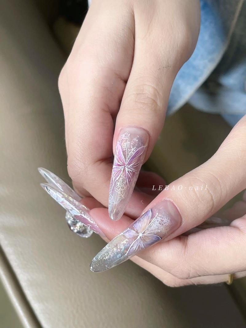 美甲款式选购指南，让你指尖绽放个性光彩